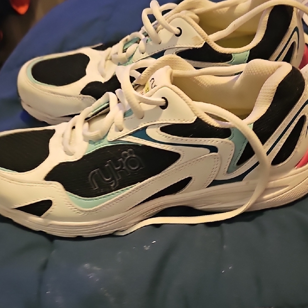 !!Women's Size 8.5 Black, White, and Teal Sneakers - Picture 4 of 4